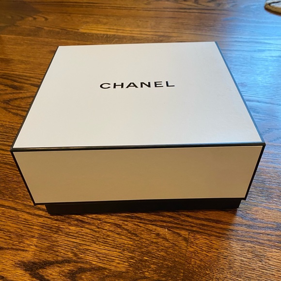 Authentic CHANEL BOX - Picture 5 of 9